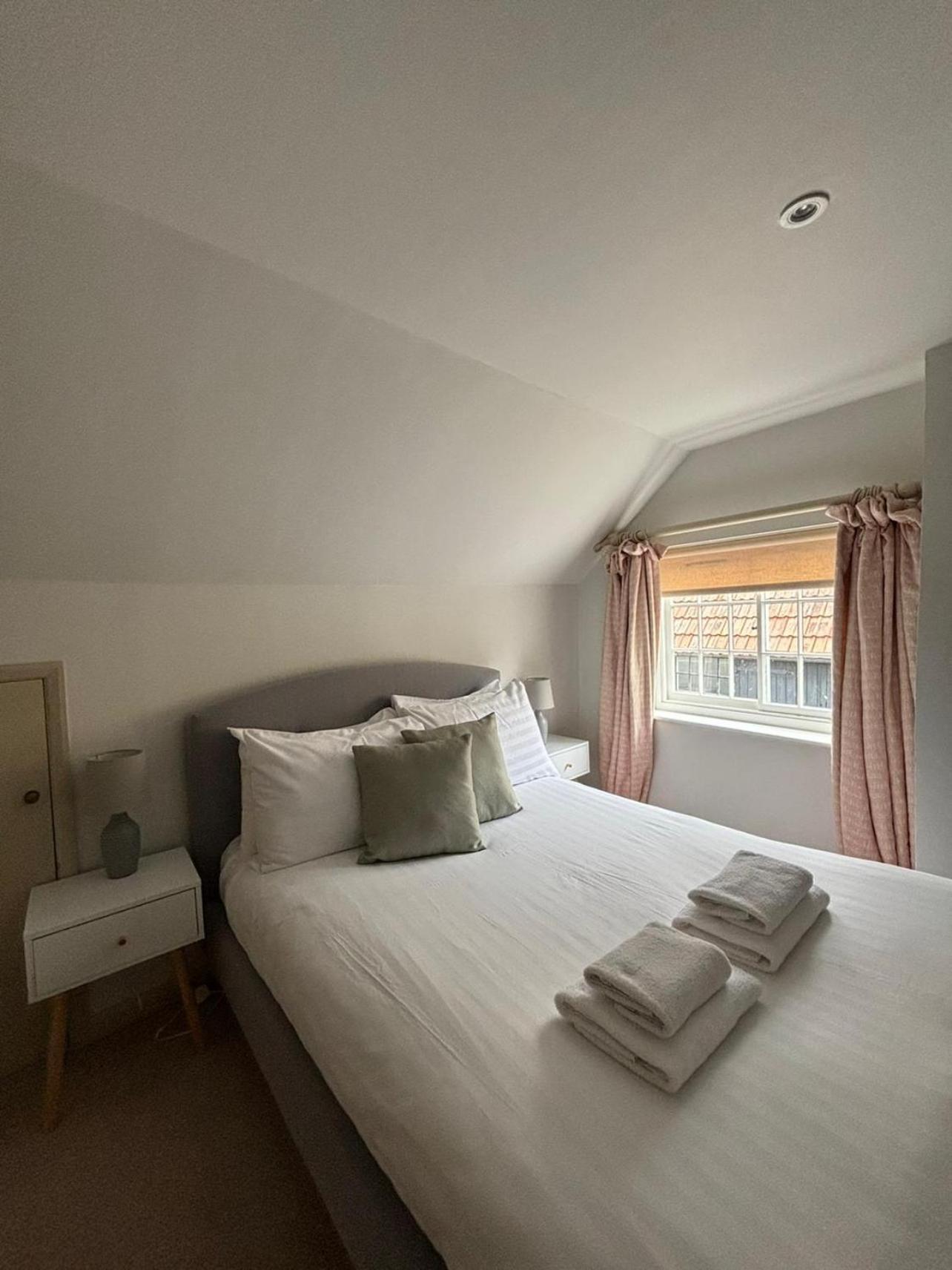 Elegant Oak Beamed House In Pretty Village - Cambridge Homehost Buckden  المظهر الخارجي الصورة